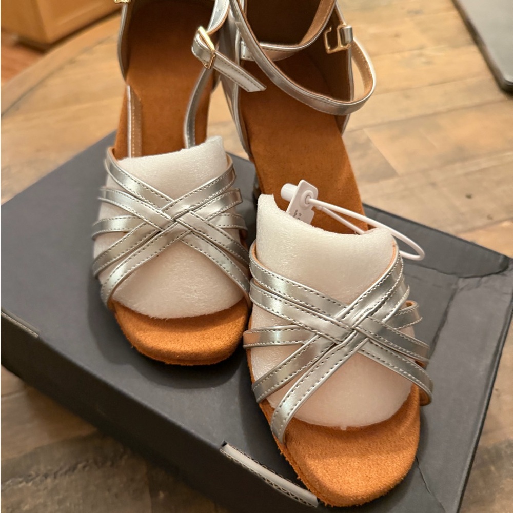 Elegant Silver Strappy Women's dance shoes